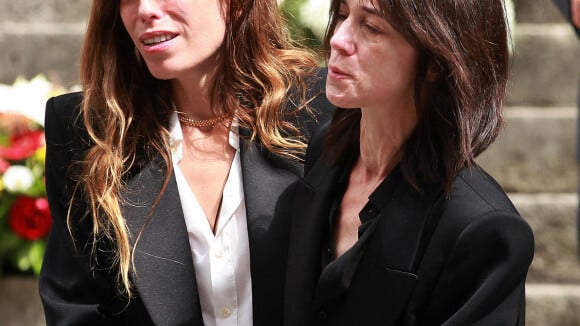 Charlotte Gainsbourg et Lou Doillon plongée dans le deuil : un mois après la mort de Jane Birkin, nouvel hommage de ses filles