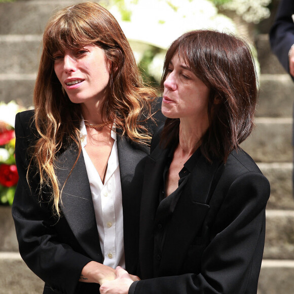 Un mois après la mort de Jane Birkin, Charlotte Gainsbourg et Lou Doillon lui ont rendu hommage. 
Lou Doillon et Charlotte Gainsbourg - Sorties des obsèques de Jane Birkin en l'église Saint-Roch à Paris. © Jonathan Rebboah / Panoramic / Bestimage 