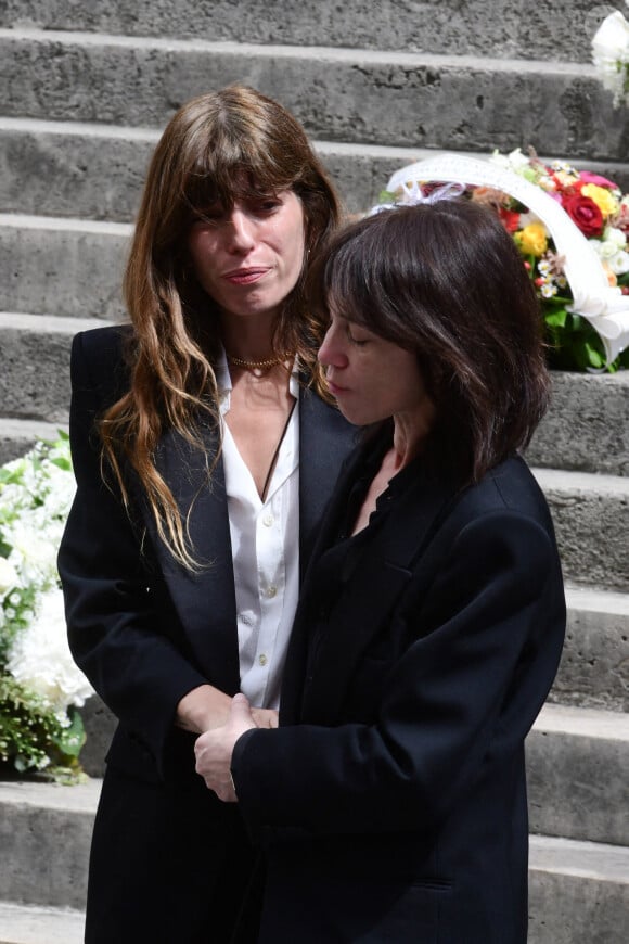 Les deux soeurs avaient été soutenues par toutes leurs familles pendant les obsèques. 
Lou Doillon, Charlotte Gainsbourg - Sorties des obsèques de Jane Birkin en l'église Saint-Roch à Paris. Le 24 juillet 2023 © Jacovides-KD Niko / Bestimage 