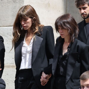 Lou Doillon, Charlotte Gainsbourg - Sorties des célébrités aux obsèques de Jane Birkin en l'église Saint-Roch à Paris. Le 24 juillet 2023 © Jacovides-KD Niko / Bestimage 