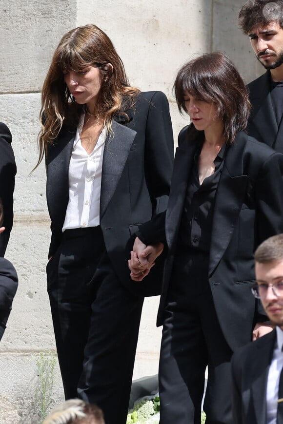 Lou Doillon, Charlotte Gainsbourg - Sorties des célébrités aux obsèques de Jane Birkin en l'église Saint-Roch à Paris. Le 24 juillet 2023 © Jacovides-KD Niko / Bestimage 