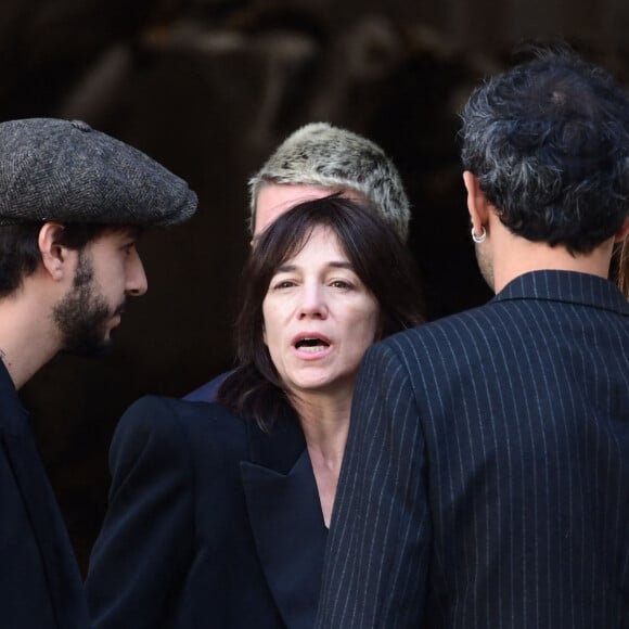 Ben Attal, Charlotte Gainsbourg, Lou Doillon - Arrivées des célébrités aux obsèques de Jane Birkin en l'église Saint-Roch à Paris. Le 24 juillet 2023 © Jacovides-KD Niko / Bestimage 