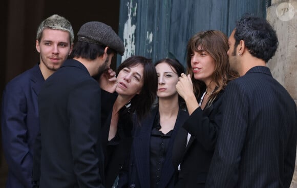 Marlowe (fils de Lou Doillon), Ben Attal, Charlotte Gainsbourg, Alice Attal, Lou Doillon, Roman de Kermadec (fils de Kate Barry) - Arrivées des célébrités aux obsèques de Jane Birkin en l'église Saint-Roch à Paris. Le 24 juillet 2023 © Jacovides-KD Niko / Bestimage 