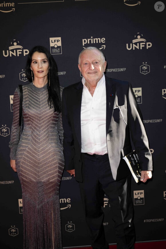 Jean Michel Aulas et sa nouvelle compagne au photocall de la 31ème cérémonie des "Trophées UNFP" au Pavillon Gabriel. Paris, le 28 mai 2023.