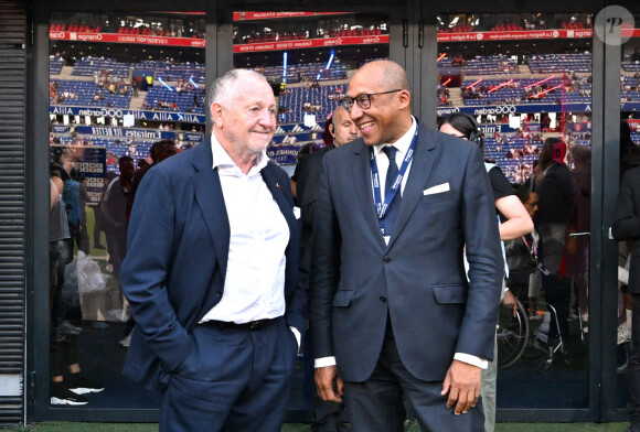 Jean-Michel Aulas (lyon) et Philippe Diallo (fff) - L'Olympique Lyonnais de Football féminin fête le doublé Coupe - Championnat D1 Arkema Féminin par une victoire écrasante de 7 buts à 1 contre le Stade de Reims au Groupama Stadium à Lyon, France le 27 Mai 2023. © Frédéric Chambert / Panorami / Bestimage