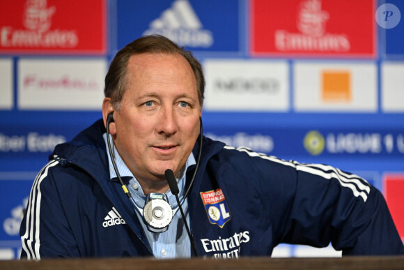 Le PDG américain et propriétaire de l'Olympique Lyonnais (OL) John Textor donne une conférence de presse au Groupama Stadium de Decines-Charpieu, France, le 9 mai 2023, au lendemain de sa décision de mettre fin au contrat du PDG historique de l'OL Jean-Michel Aulas.