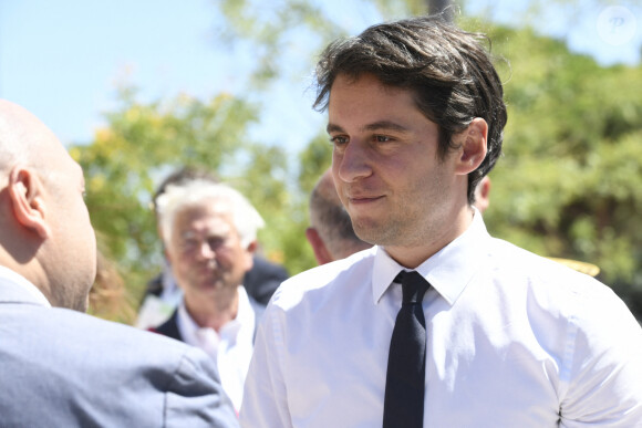 Gabriel Attal, ministre de l'Education nationale, en visite dans les établissements scolaires de Castelnau Le Lez (Hérault), le 27 juillet 2023, pour y évoquer l'immense chantier de la rénovation énergétique dans les écoles. © Valentina Claret / Panoramic / Bestimage 