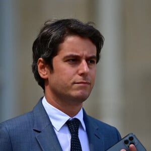 Le nouveau ministre français de l'Éducation Gabriel Attal - Sortie du conseil des ministres au palais présidentiel de l'Elysée à Paris, France, le 21 juillet 2023. La présidence française a officialisé le remaniement du gouvernement français le 20 juillet 2023 avec huit nouveaux membres d'un gouvernement qui compte 41 ministres au total. 