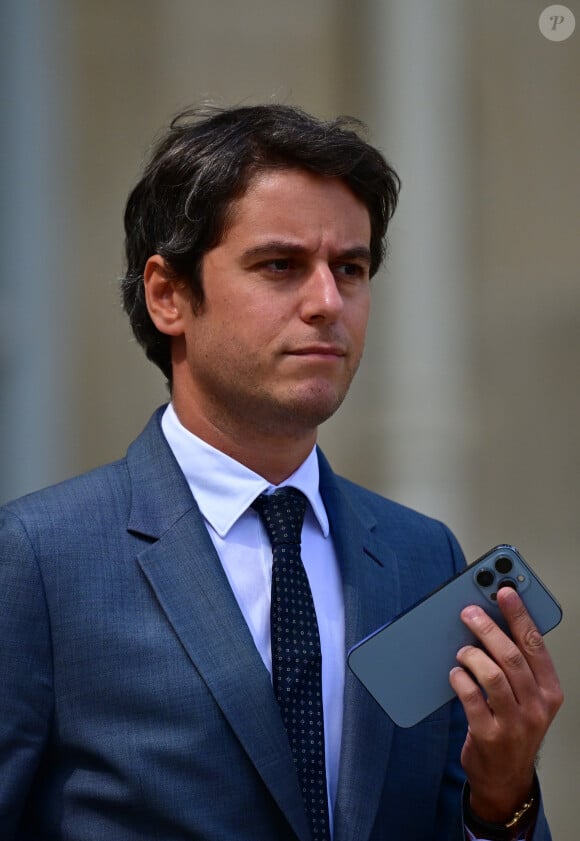 Le nouveau ministre français de l'Éducation Gabriel Attal - Sortie du conseil des ministres au palais présidentiel de l'Elysée à Paris, France, le 21 juillet 2023. La présidence française a officialisé le remaniement du gouvernement français le 20 juillet 2023 avec huit nouveaux membres d'un gouvernement qui compte 41 ministres au total. 