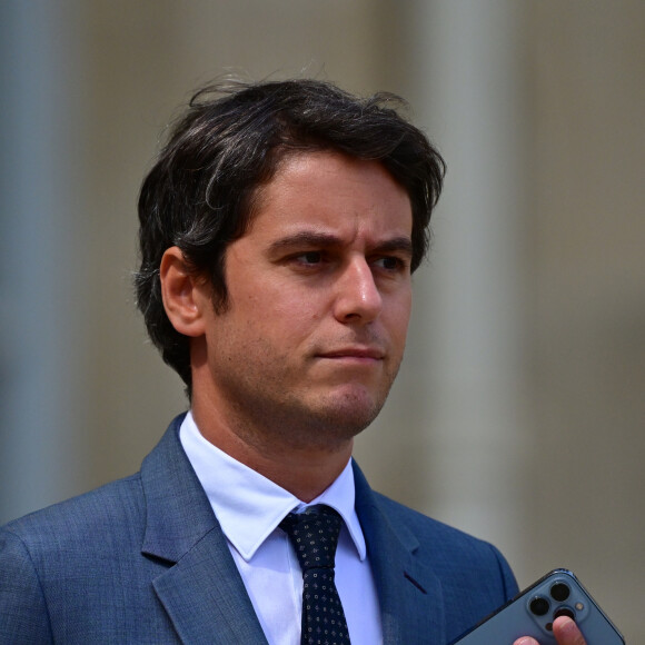 Le nouveau ministre français de l'Éducation Gabriel Attal - Sortie du conseil des ministres au palais présidentiel de l'Elysée à Paris, France, le 21 juillet 2023. La présidence française a officialisé le remaniement du gouvernement français le 20 juillet 2023 avec huit nouveaux membres d'un gouvernement qui compte 41 ministres au total. 