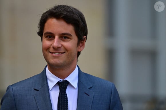 Le nouveau ministre français de l'Éducation Gabriel Attal - Sortie du conseil des ministres au palais présidentiel de l'Elysée à Paris, France, le 21 juillet 2023. La présidence française a officialisé le remaniement du gouvernement français le 20 juillet 2023 avec huit nouveaux membres d'un gouvernement qui compte 41 ministres au total. 