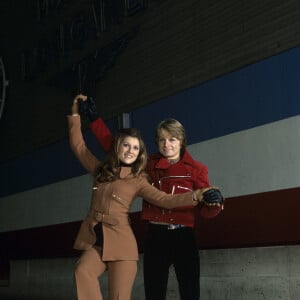 En France, à Boulogne, Sheila et Claude François faisant du patin à glace le 10 décembre 1971.