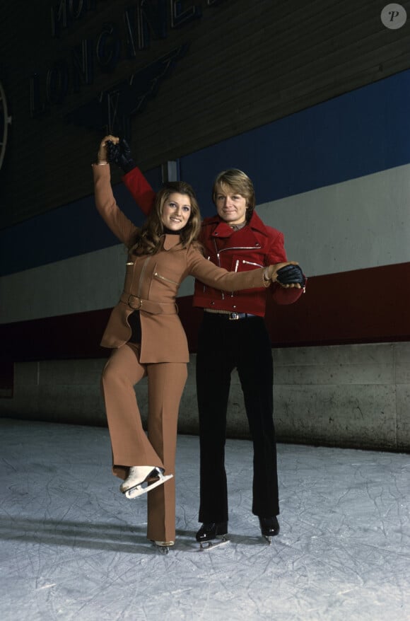 En France, à Boulogne, Sheila et Claude François faisant du patin à glace le 10 décembre 1971.