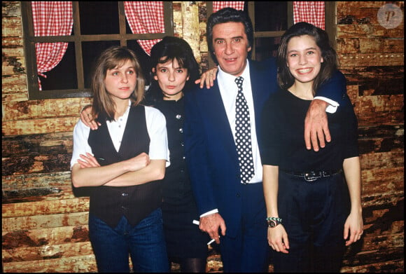 En 1965, l'ex de Claude François et le chanteur vont même devenir parents d'une petite Jennifer
Gilbert Bécaud et ses filles, Anne, Jennifer et Emily