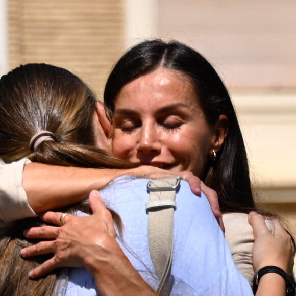 Letizia d'Espagne s'est montrée très émue à l'idée de laisser partir sa fille Leonor.
La princesse Leonor arrive en famille à l'académie militaire de Saragosse pour sa formation de cadette.