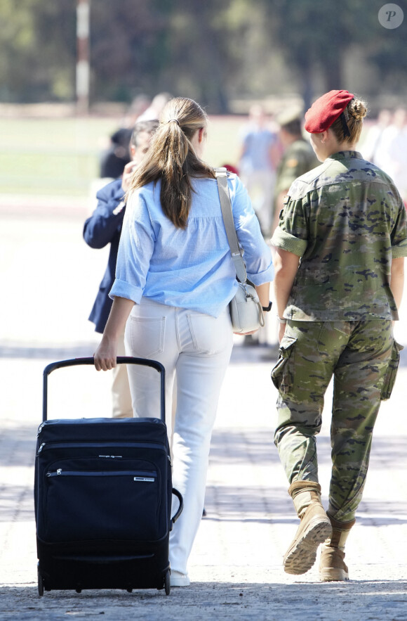 La princesse Leonor arrive en famille à l'académie militaire de Saragosse pour sa formation de cadette, le 17 août 2023.