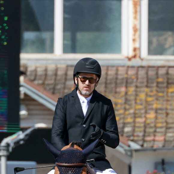 Guillaume Canet participe au Jumping International de la Baule sur son cheval James Bond du Bec le 10 juin 2023. © Laetitia Notarianni / Bestimage 