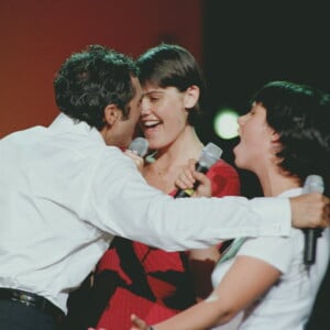 Angèle Herry-Leclerc, la fille adoptive de Julien Clerc, a tenu à rendre hommage à son oncle
Julien Clerc avec ses filles, Angèle Herry et Jeanne Herry