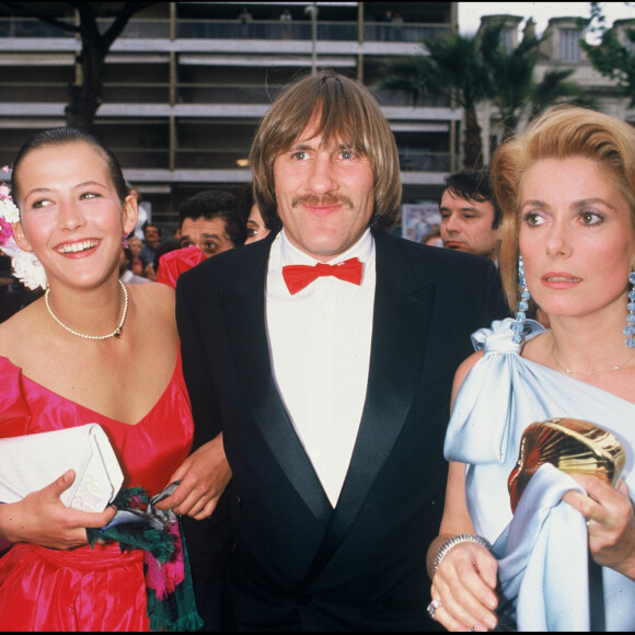 Sans réagir aux accusations dont il fait l'objet, elle s'est exprimée sur le feuilleton que "Le Monde" lui a consacré cet été
Catherine Deneuve, Gérard Depardieu et Sophie Marceau au Festival de Cannes en 1984