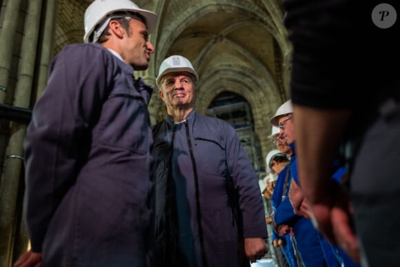 Emmanuel Macron, président de la Republique et le général Jean Louis Georgelin, président de l'établissement public charge de la restauration et de la conservation de Notre Dame - Le président de la République française et candidat du parti centriste La République en marche (LREM) à la réélection et sa femme la Première Dame visitent le chantier de la Cathédrale de Notre-Dame de Paris, France, le 15 avril 2022. © Romain Gaillard/Pool/Bestimage 