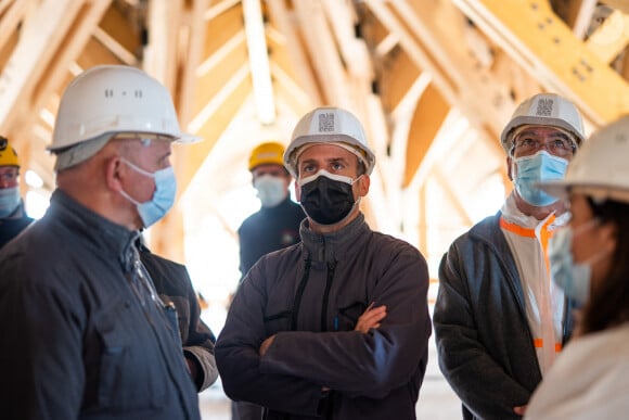 Jean Louis Georgelin, Emmanuel Macron, president de la Republique, Michel Aupetit, l'archeveque de Paris lors de la visite du chantier de Notre-Dame de Paris, France, le 15 avril 2021. Les travaux de restauration proprement dits n'ont pas encore commencé, jusqu'à présent, le temps a été consacré à la sécurisation du bâtiment, et les travaux de restauration complets devraient commencer au début de l'année prochaine. © Romain Gaimmard/Pool/Bestimage 