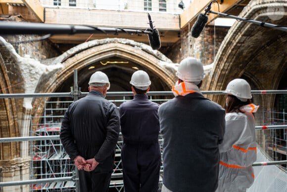 Jean Louis Georgelin, Emmanuel Macron, president de la Republique et Anne Hidalgo, maire de Paris lors de la visite du chantier de Notre-Dame de Paris, France, le 15 avril 2021. Les travaux de restauration proprement dits n'ont pas encore commencé, jusqu'à présent, le temps a été consacré à la sécurisation du bâtiment, et les travaux de restauration complets devraient commencer au début de l'année prochaine. © Romain Gaimmard/Pool/Bestimage 