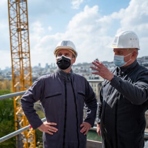 Tout comme de nombreux ministres, qui ont célébré son travail pour Notre-Dame.
Emmanuel Macron, president de la Republique, Jean Louis Georgelin lors de la visite du chantier de Notre-Dame de Paris, France, le 15 avril 2021. Les travaux de restauration proprement dits n'ont pas encore commencé, jusqu'à présent, le temps a été consacré à la sécurisation du bâtiment, et les travaux de restauration complets devraient commencer au début de l'année prochaine. © Romain Gaimmard/Pool/Bestimage 