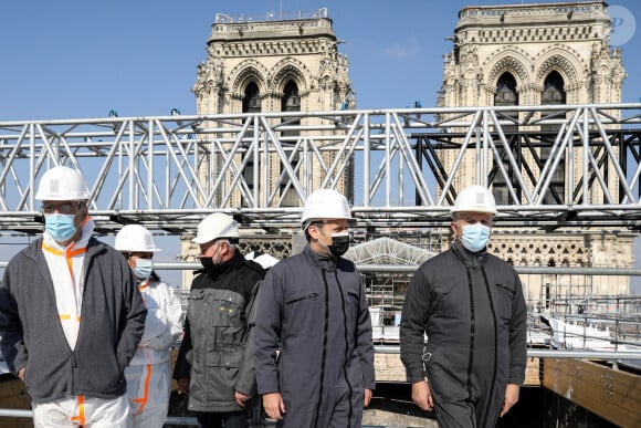 Le président de la république, Emmanuel Macron accompané de Anne Hidalgo, Maire de Paris et du Général Jean-Louis Georgelin, représentant spécial du Président pour la reconstruction de Notre-Dame et Président de l'Etablissement public chargé de la conservation et de la restauration de la cathédrale Notre-Dame de Paris, Monseigneur Michel Aupetit, archevêque de Paris et l'architecte en charge de la restauration Philippe Villeneuve visite les planchers hauts de la cathédrale sur le chantier de Notre-Dame de Paris, France, le 15 avril 2021. Les travaux de restauration proprement dits n'ont pas encore commencé, jusqu'à présent, le temps a été consacré à la sécurisation du bâtiment, et les travaux de restauration complets devraient commencer au début de l'année prochaine. © Stéphane Lemouton/Bestimage 