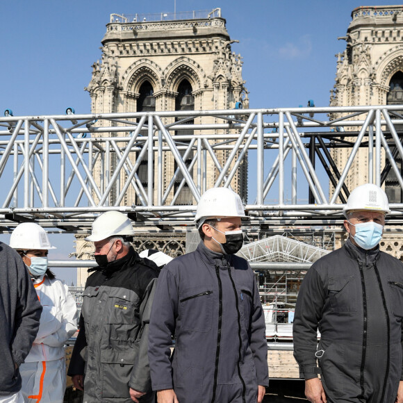 Le président de la république, Emmanuel Macron accompané de Anne Hidalgo, Maire de Paris et du Général Jean-Louis Georgelin, représentant spécial du Président pour la reconstruction de Notre-Dame et Président de l'Etablissement public chargé de la conservation et de la restauration de la cathédrale Notre-Dame de Paris, Monseigneur Michel Aupetit, archevêque de Paris et l'architecte en charge de la restauration Philippe Villeneuve visite les planchers hauts de la cathédrale sur le chantier de Notre-Dame de Paris, France, le 15 avril 2021. Les travaux de restauration proprement dits n'ont pas encore commencé, jusqu'à présent, le temps a été consacré à la sécurisation du bâtiment, et les travaux de restauration complets devraient commencer au début de l'année prochaine. © Stéphane Lemouton/Bestimage 
