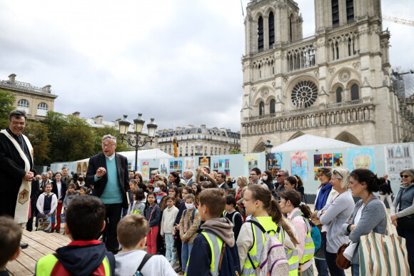 Monseigneur Patrick Chauvet, recteur de Notre-Dame - L'archevêque de Paris, Michel Aupetit, Monseigneur Patrick Chauvet, recteur de Notre-Dame, Jean-Charles Decaux, co-Directeur Général de JCDecaux et le général Jean-Louis Georgelin inaugurent une exposition de dessins d'enfants sur Notre Dame de Paris, sur le parvis de la cathédrale, à Paris le 16 juin 2020. © Stéphane Lemouton / Bestimage 