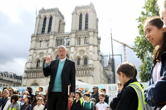 Monseigneur Patrick Chauvet, recteur de Notre-Dame - L'archevêque de Paris, Michel Aupetit, Monseigneur Patrick Chauvet, recteur de Notre-Dame, Jean-Charles Decaux, co-Directeur Général de JCDecaux et le général Jean-Louis Georgelin inaugurent une exposition de dessins d'enfants sur Notre Dame de Paris, sur le parvis de la cathédrale, à Paris le 16 juin 2020. © Stéphane Lemouton / Bestimage 