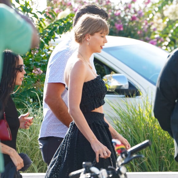 Taylor Swift - Répétitions du mariage de Jack Antonoff et Margaret Qualley, Black Whale Bar & Fish House à Beach Haven, New Jersey. Taylor Swift, Channing Tatum, Zoe Kravitz, Lana Del Rey, Cara Delevingne font partie des invités, tout comme la mère de Margaret, Andie MacDowell, son père, Paul Qualley, son frère, Justin Qualley, de sa sour Rainey Qualley accompagnée de son petit ami Kane Ritchotte.