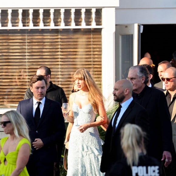 Taylor Swift - Célébrités au Mariage de Margaret Qualley (fille d'A. MacDowell) et Jack Antanoff à Beach Haven, États Unis le 19 Août 2023. 