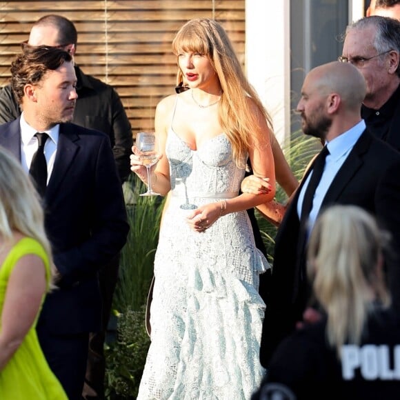 Tout comme Taylor Swift, la meilleure amie du marié.
Taylor Swift - Célébrités au Mariage de Margaret Qualley (fille d'A. MacDowell) et Jack Antanoff à Beach Haven, États Unis le 19 Août 2023.