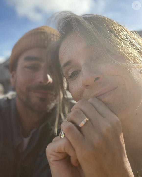 Elle, apparaît en premier plan en fixant l'objectif et esquissant un timide sourire tandis que Julian se distingue derrière elle, l'air serein. En légende, il a simplement noté un coeur rouge pour exprimer son amour.
Julian Bugier partage une photo de lui et sa femme Claire Fournier sur Instagram.