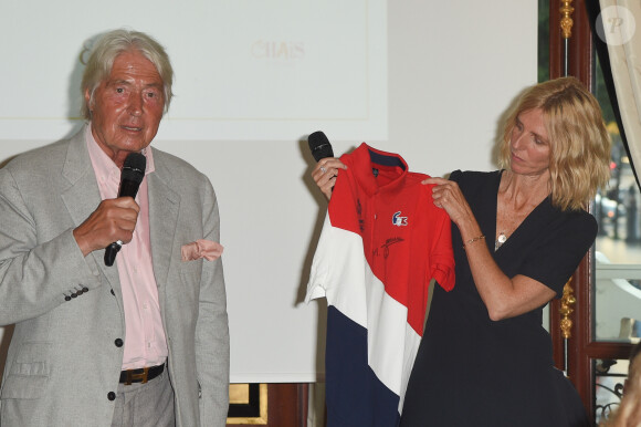 Pierre Cornette de Saint-Cyr et Sandrine Kiberlain - Vente aux enchères "Les Vendanges Solidaires Barriére" au Fouquet's, Hôtel Barrière à Paris le 18 juin 2018. © Coadic Guirec/Bestimage