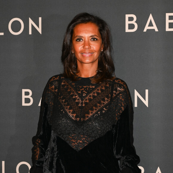 Autre rebondissement qu'elle n'a pas pu anticiper : le départ surprise d'un candidat. "Baptiste (...) a effectivement quitté l'aventure, il lui est arrivé le coup classique : le retour de l'ex", a ajouté Karine Le Marchand. "Elle a vu son portrait, l'a rappelé, il a succombé".
Karine Le Marchand à la première du film "Babylon" au cinéma Le Grand Rex à Paris, France, le 14 janvier 2023. © Coadic Guirec/Bestimage 