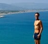On peut le voir dans un décor azur, perché sur les bords d'une piscine à débordements.
Cyril Féraud prend la pose sur Instagram.