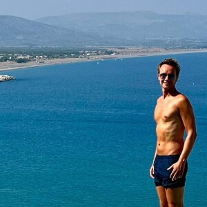 On peut le voir dans un décor azur, perché sur les bords d'une piscine à débordements.
Cyril Féraud prend la pose sur Instagram.