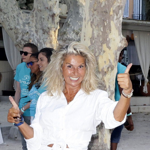 Caroline Margeridon lors d'un tournoi de pétanque caritatif organisé par Turquoise magazine au profit de l'association "Sourire à la vie" (association qui soutient les enfants atteints du cancer ) place des Lices à Saint-Tropez le 13 août 2023. © Jack Tribeca / Bestimage 