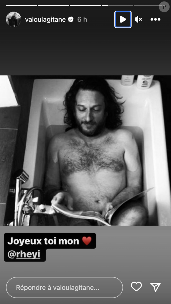 Une photo de lui, confortablement installé dans son bain... et totalement nu. Une image en noir et blanc qu'elle a partagée avec toute sa communauté en story Instagram. "Happy you mon Régis", a-t-elle commentée l'image.
Valérie Damidot partage une photo de son compagnon Régis, nu dans son bain. Instagram