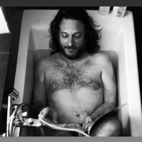 Une photo de lui, confortablement installé dans son bain... et totalement nu. Une image en noir et blanc qu'elle a partagée avec toute sa communauté en story Instagram. "Happy you mon Régis", a-t-elle commentée l'image.
Valérie Damidot partage une photo de son compagnon Régis, nu dans son bain. Instagram