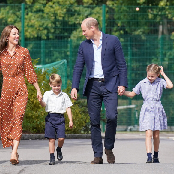 D'autres ont de leur côté repéré de sacrés airs de famille.
Le prince William, duc de Cambridge et Catherine Kate Middleton, duchesse de Cambridge accompagnent leurs enfants George, Charlotte et Louis à l'école Lambrook le 7 septembre 2022. 