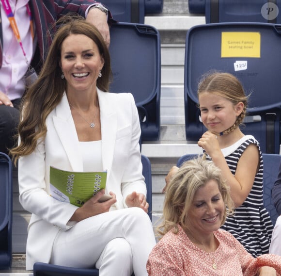 Le prince William, duc de Cambridge, et Catherine (Kate) Middleton, duchesse de Cambridge, avec la princesse Charlotte de Cambridge assistent au Jeux du Commonwealth au centre sportif de l'Université de Birmingham le 2 aout 2022.