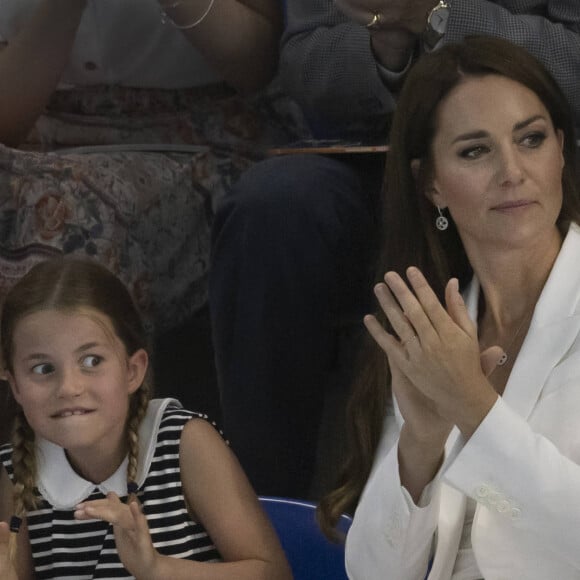 Le prince William, duc de Cambridge, et Catherine (Kate) Middleton, duchesse de Cambridge, avec la princesse Charlotte de Cambridge assistent au Jeux du Commonwealth au centre sportif de l'Université de Birmingham le 2 aout 2022.