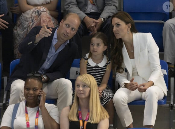 Le prince William, duc de Cambridge, et Catherine (Kate) Middleton, duchesse de Cambridge, avec la princesse Charlotte de Cambridge assistent au Jeux du Commonwealth au centre sportif de l'Université de Birmingham le 2 aout 2022.