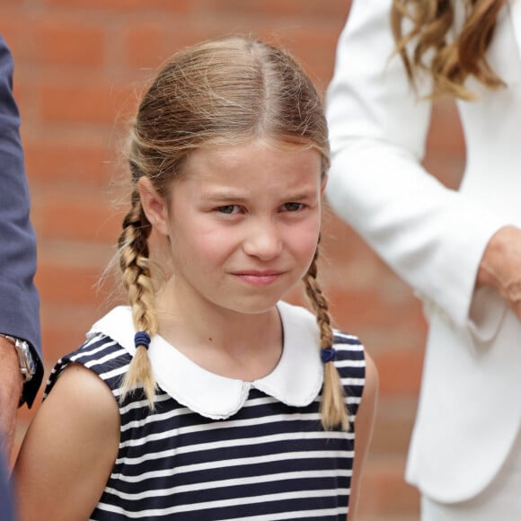 A quoi resemblera la princesse Charlotte une fois adulte ?
Le prince William, duc de Cambridge, et Catherine (Kate) Middleton, duchesse de Cambridge, avec la princesse Charlotte de Cambridge visitent l'association "SportsAid House" en marge des Jeux du Commonwealth de Birmingham.