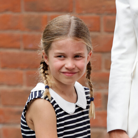 Le prince William, duc de Cambridge, et Catherine (Kate) Middleton, duchesse de Cambridge, avec la princesse Charlotte de Cambridge visitent l'association "SportsAid House" en marge des Jeux du Commonwealth de Birmingham, le 2 août 2022. 