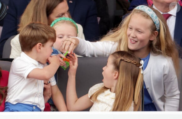 Le prince Louis de Cambridge, la princesse Charlotte et Savannah Phillips - La famille royale regarde la grande parade qui clôture les festivités du jubilé de platine de la reine à Londres le 5 juin 2022. 