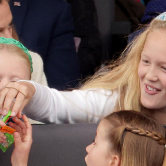 Le prince Louis de Cambridge, la princesse Charlotte et Savannah Phillips - La famille royale regarde la grande parade qui clôture les festivités du jubilé de platine de la reine à Londres le 5 juin 2022. 